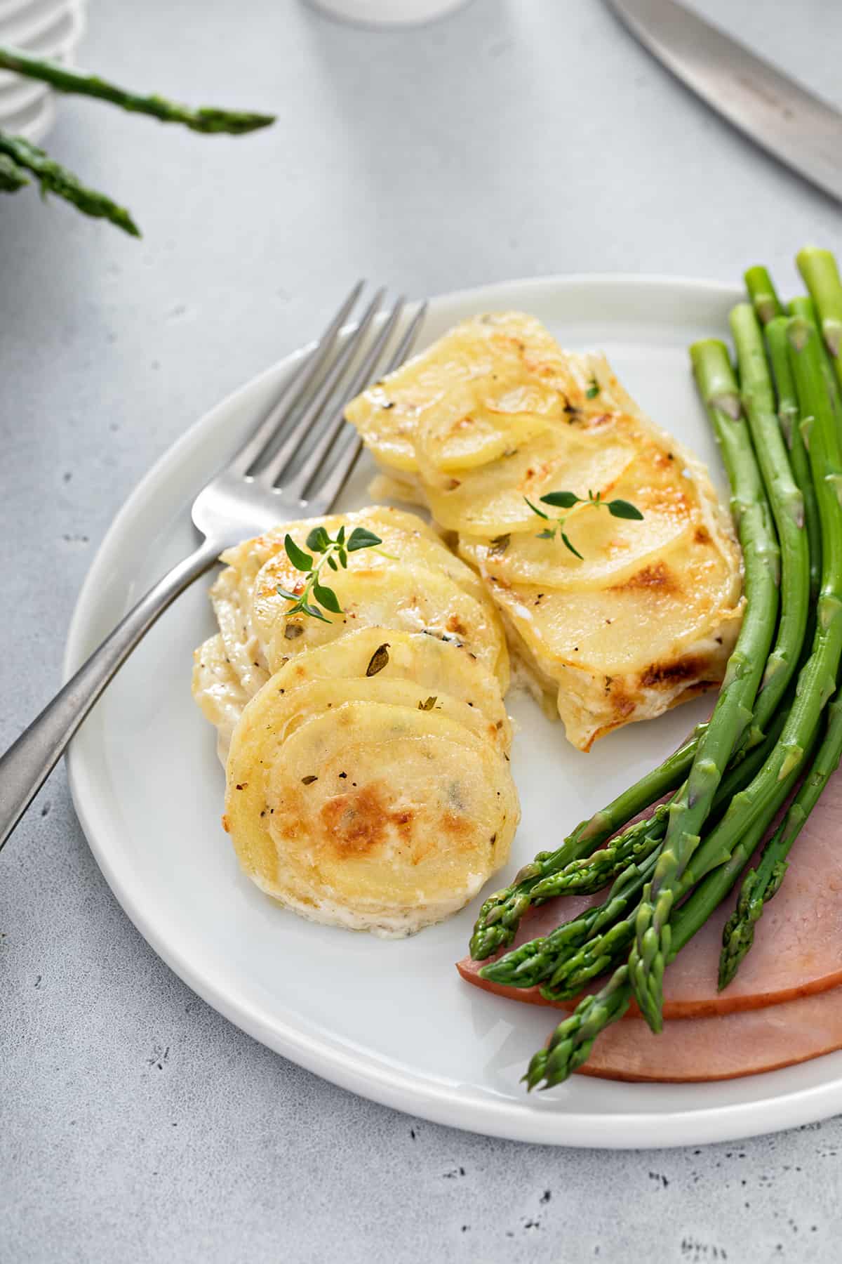 https://www.mybakingaddiction.com/wp-content/uploads/2011/12/scalloped-potatoes-on-plate.jpg