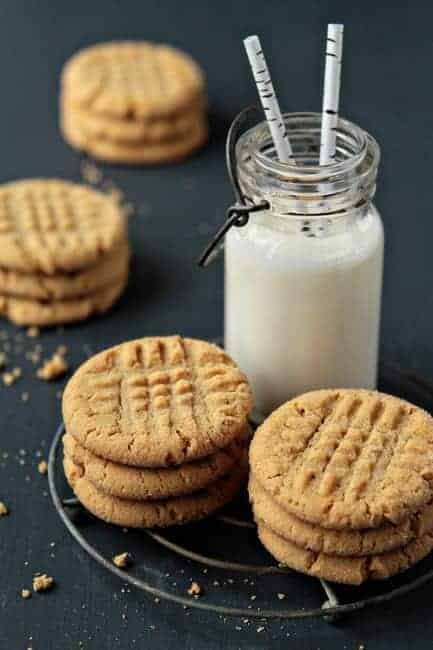 Homemade Peanut Butter Cookies - Peanut Butter and Honey Cookies | Homemade Recipes //homemaderecipes.com/course/breakfast-brunch/20-homemade-peanut-butter-cookies-recipes