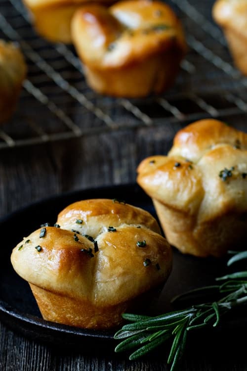 Brown and serve rolls