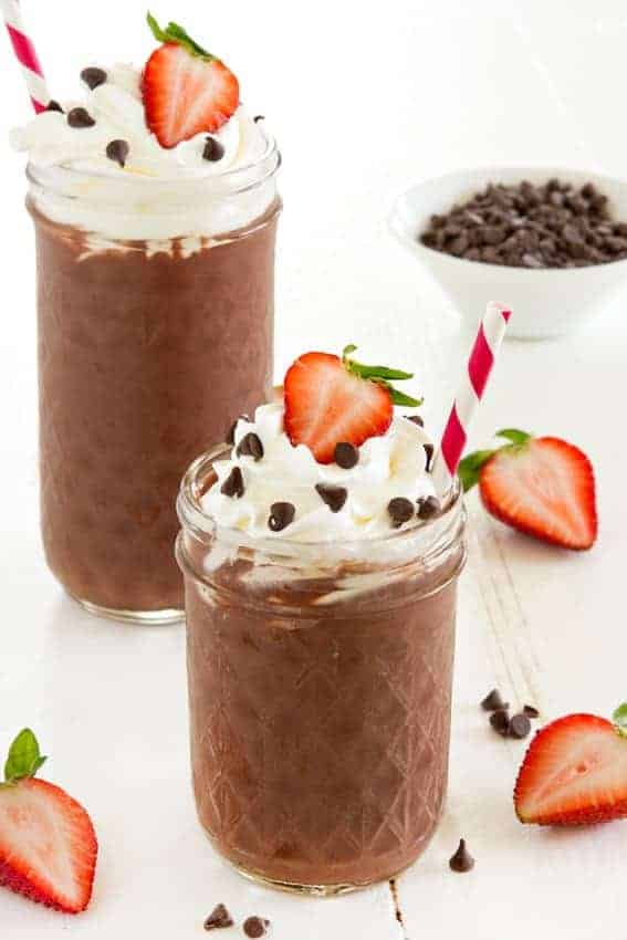  Strawberry Chocolate Smoothies är laddade med läckra ingredienser som börjar din lediga dag rätt! 