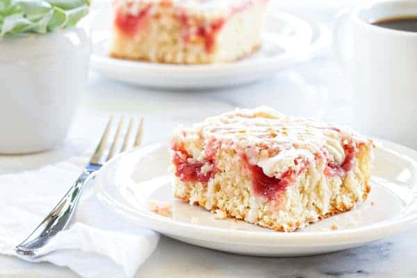 Strawberry Rhubarb Coffee Cake has a delicious streusel sugar and cinnamon topping. Total perfection.