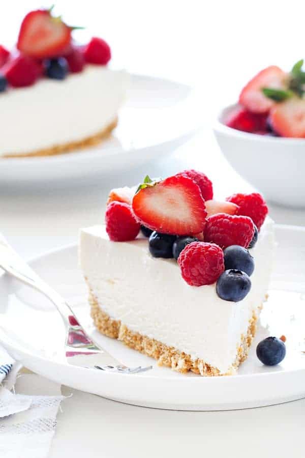 No Bake Frozen Cheesecake è il modo perfetto per battere il caldo! Il cheesecake cremoso si combina con una crosta dolce e salata per creare la perfezione del dessert.