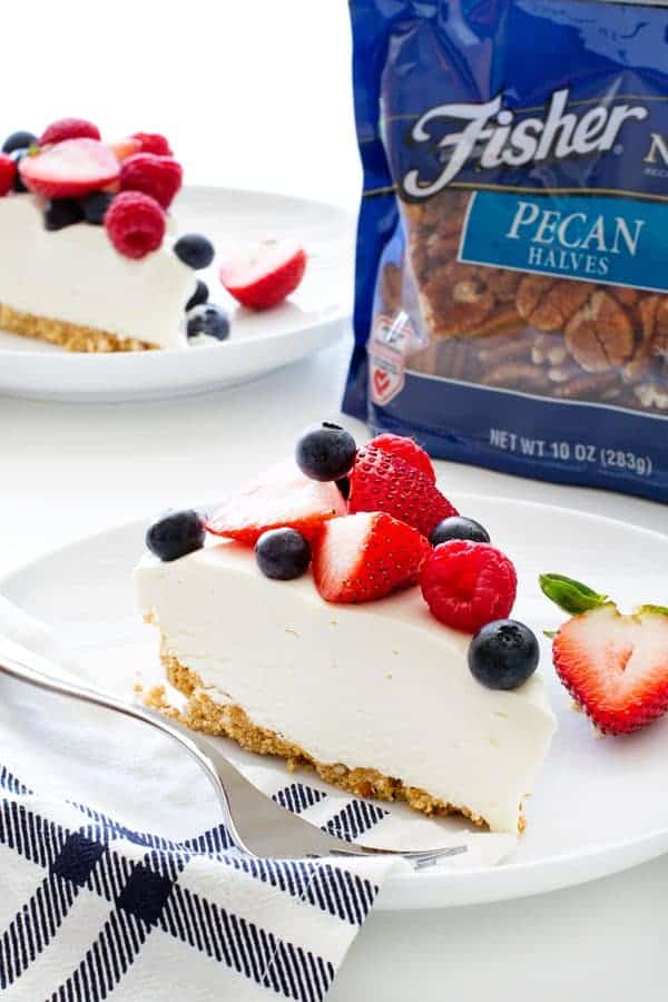 No Bake Frozen Cheesecake combina uma crosta doce e salgada com uma camada de recheio suave de cheesecake e bagas frescas para criar uma sobremesa deliciosa para qualquer celebração.