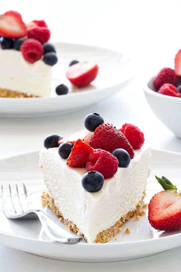 No Bake Frozen Cheesecake é a forma perfeita de celebrar o Verão. Cubra-o com bagas frescas ou molho de chocolate para uma deliciosa sobremesa!