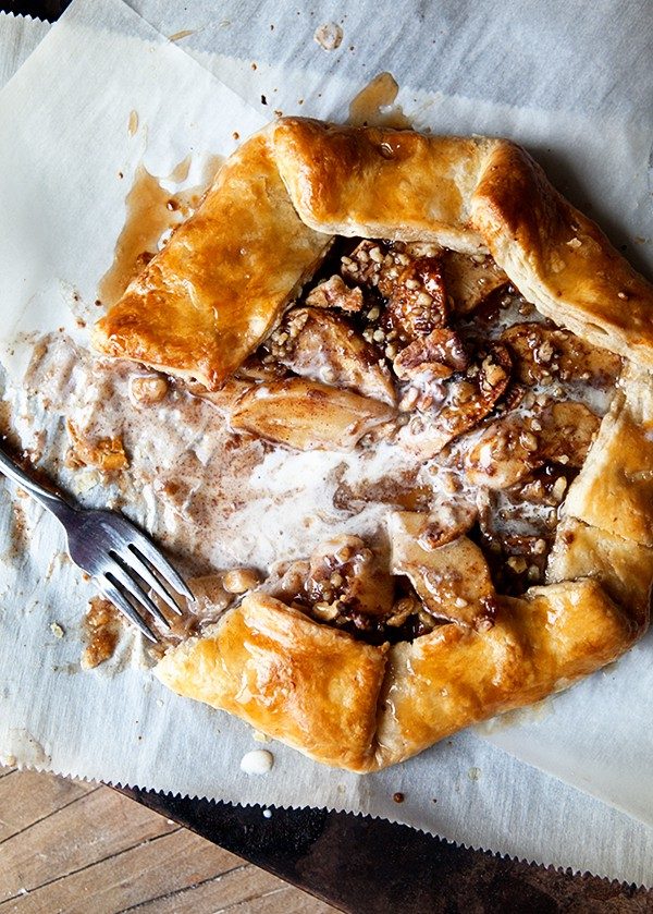 Cinnamon Apple Galette highlights all of your favorite fall flavors. Cinnamon, apples, and sweet maple will make your autumn the best ever!