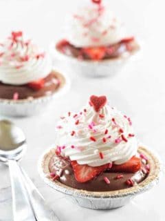 Easy Chocolate Pudding Pies made with JELL-O SIMPLY GOOD pudding are just the cutest little desserts. The perfect weeknight treat!