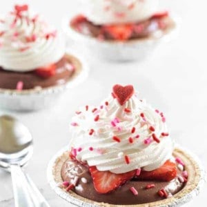 Easy Chocolate Pudding Pies made with JELL-O SIMPLY GOOD pudding are just the cutest little desserts. The perfect weeknight treat!