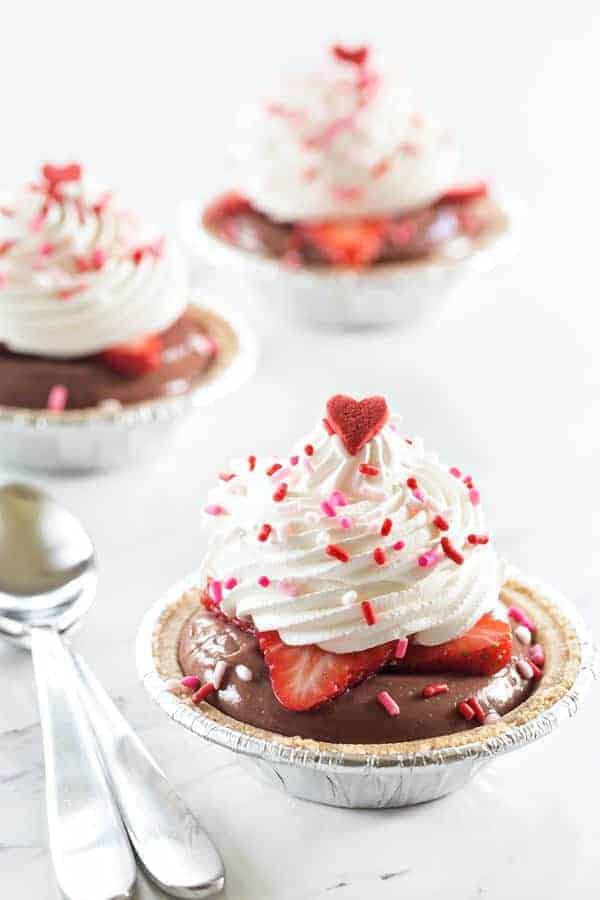 Easy Chocolate Pudding Pies made with JELL-O SIMPLY GOOD pudding are just the cutest little desserts. The perfect weeknight treat!