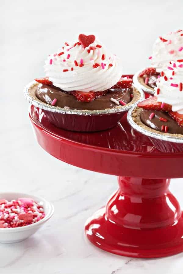 Easy Chocolate Pudding Pies made with JELL-O SIMPLY GOOD pudding are just the cutest little desserts. They take about 7 minutes, from start to finish too! So fun!