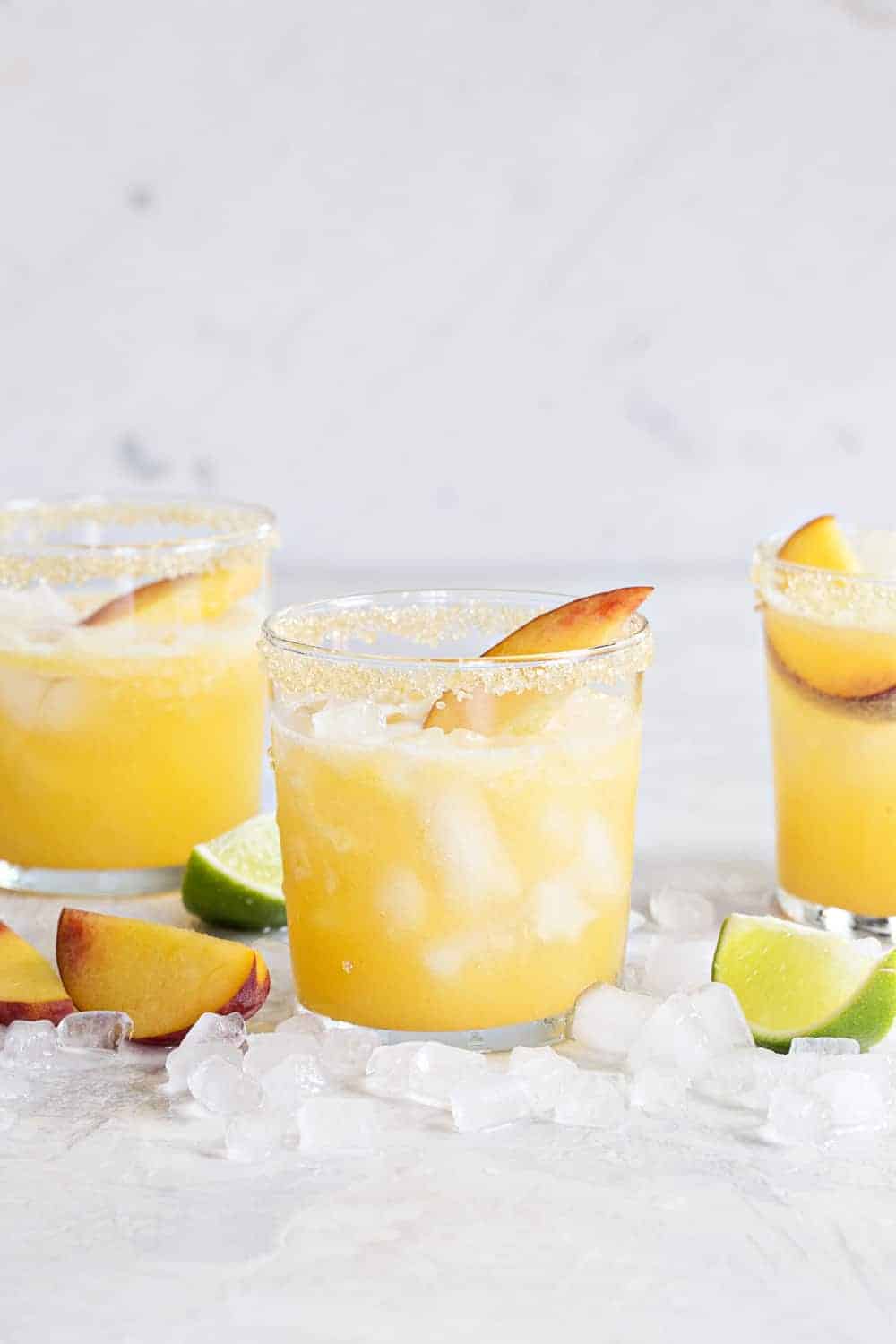 mousserande persika Margaritas är det perfekta sättet att fira sommaren. De är lätta, söta och spricker med färsk persika smak!'re light, sweet and bursting with fresh peach flavor!