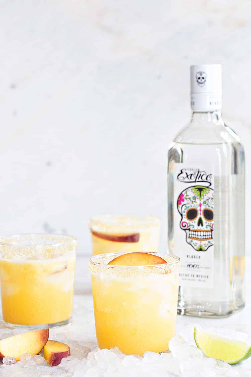 mousserande persika Margaritas börja med en färsk persika puree, lite socker och limejuice. Det är det perfekta sättet att fira sommaren!'re the perfect way to celebrate summer!