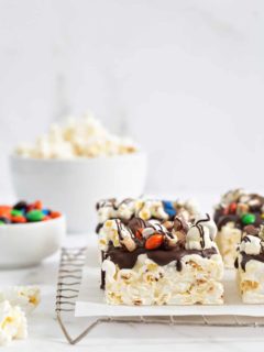 Take your movie night to the next level with these Movie Theater Popcorn Bars! Sweet, salty and totally delicious!