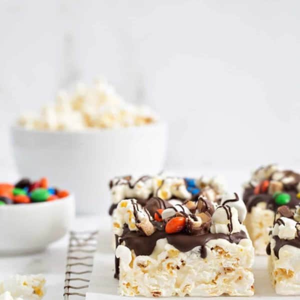 Take your movie night to the next level with these Movie Theater Popcorn Bars! Sweet, salty and totally delicious!