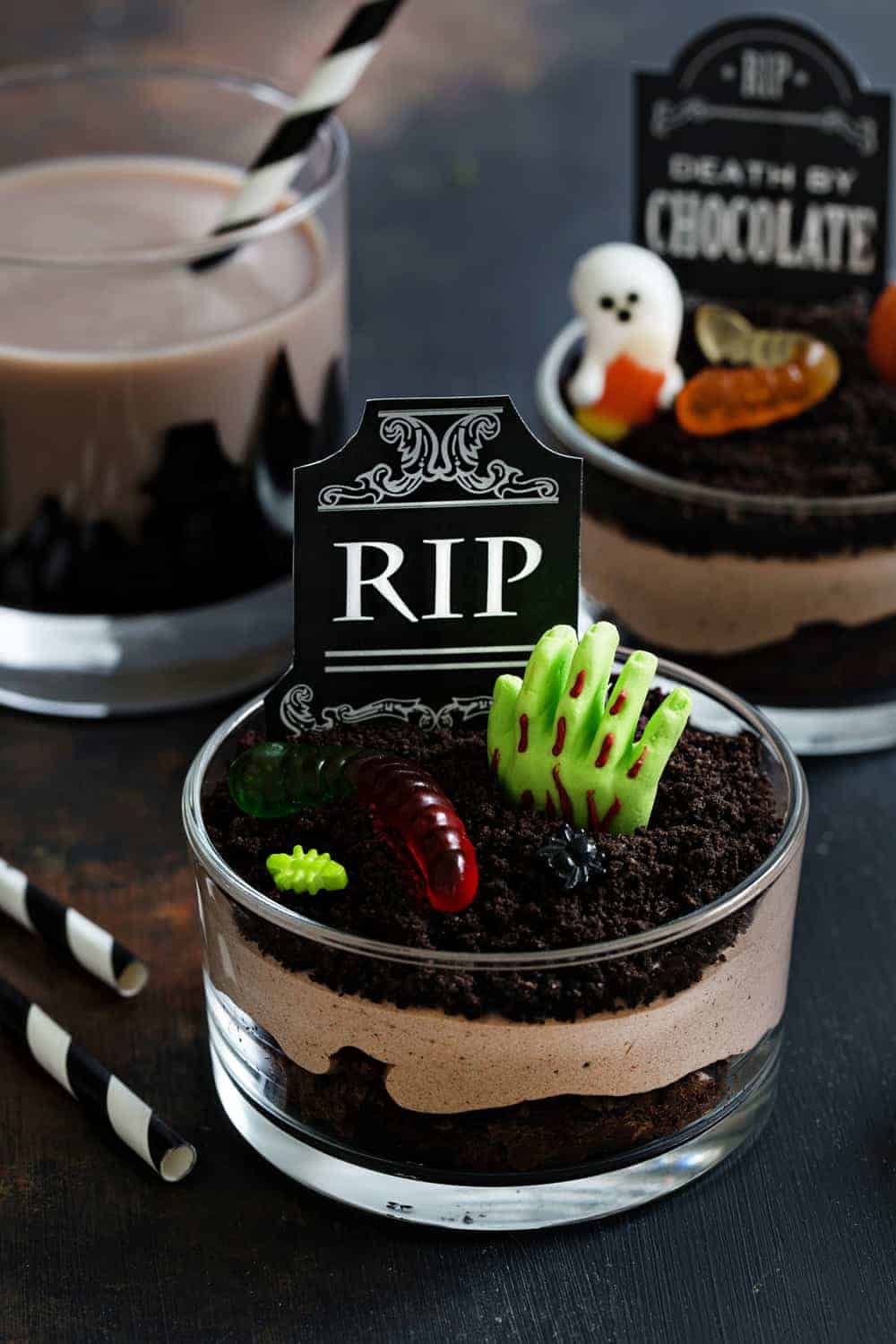 Brownie Dirt Pudding cups are a fun and delicious treat for Halloween. Easy and totally delicious. 