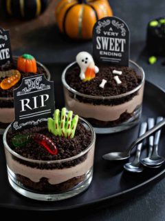 Brownie Dirt Pudding cups are a delicious Halloween dessert! Simple to make and spooktacular to eat!