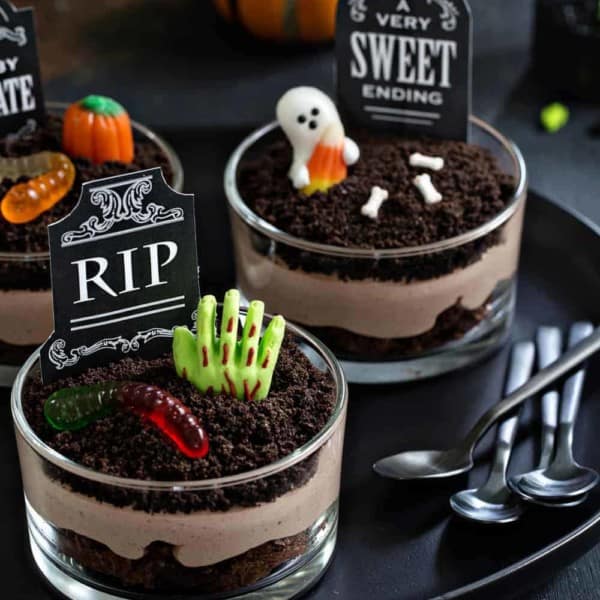 Brownie Dirt Pudding cups are a delicious Halloween dessert! Simple to make and spooktacular to eat!