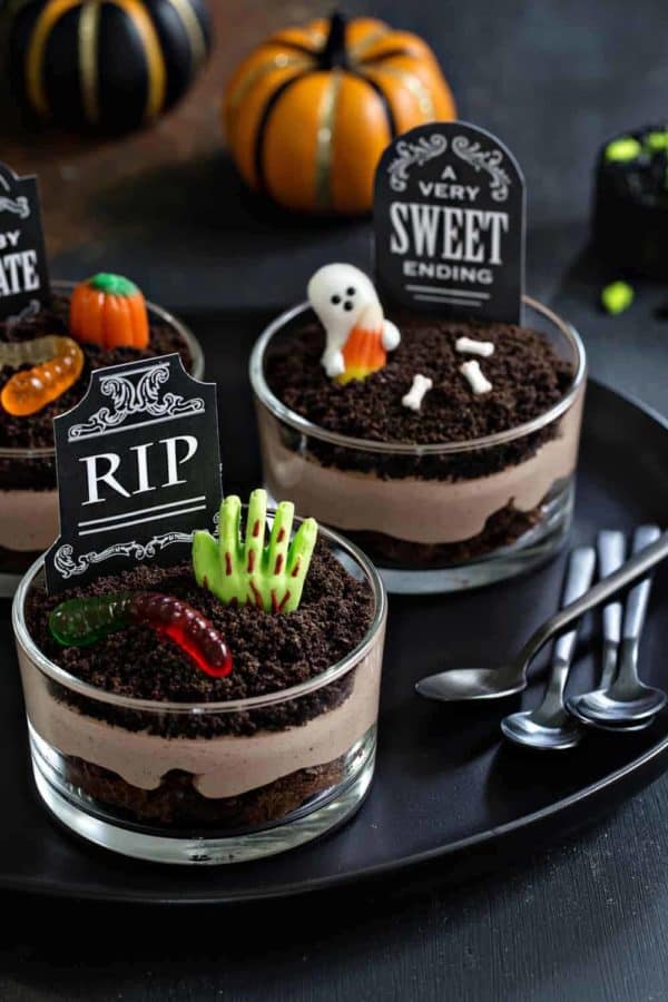 Brownie Dirt Pudding cups are a delicious Halloween dessert! Simple to make and spooktacular to eat!
