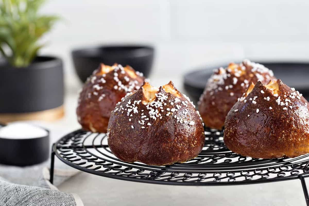 An experiment in pretzel rolls. Lye on left, baking soda on the right.  Conclusion: use lye. : r/Breadit