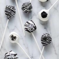 Black and White Golden OREO Cookie Pops are the prettiest and tastiest party favors that can double as dessert!