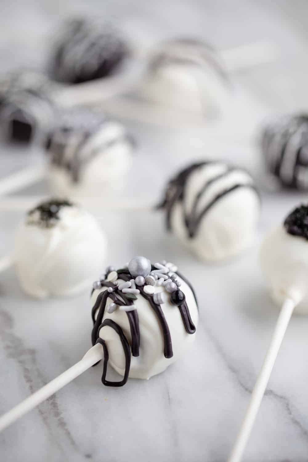 Black and White Golden Oreo Cookie Pops are dessert and a party favor all in one. Perfect for any occasion.