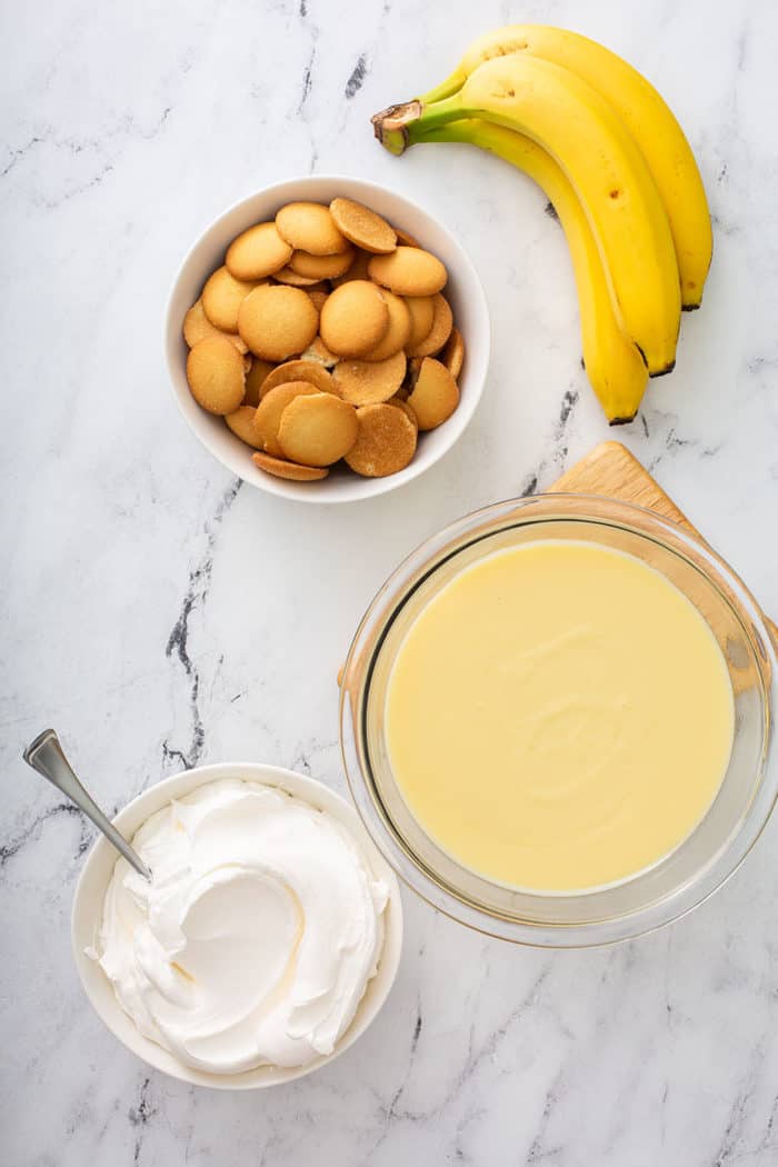 ingrediente pentru budinca de banane de casă pe un blat de marmură