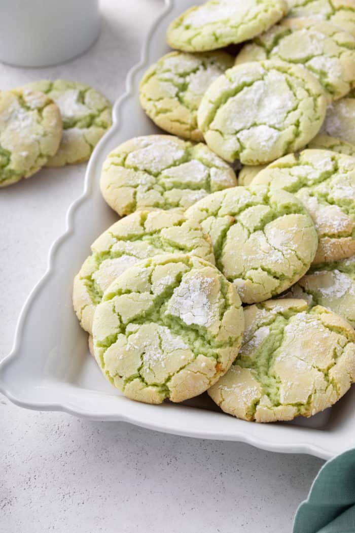 White platter filled with st. patrick's day crinkle cookies.