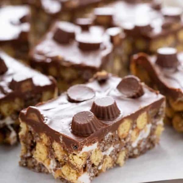 Close up of a peanut butter cup rice krispie treat surrounded by other sliced krispie treats.