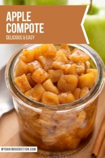 Jar filled with apple compote on a wooden board. Text overlay includes recipe name.