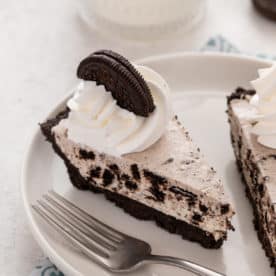 19 desserts faciles sans cuisson pour vaincre la chaleur 20 Une tranche de tarte Oreo sur une assiette blanche.