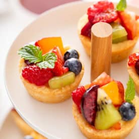 Gros plan de tartes aux fruits sur une assiette blanche.