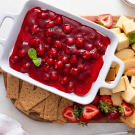 19 desserts faciles sans cuisson pour vaincre la chaleur 38 Une assiette de service de cheesecake aux cerises entourée d'une trempette.