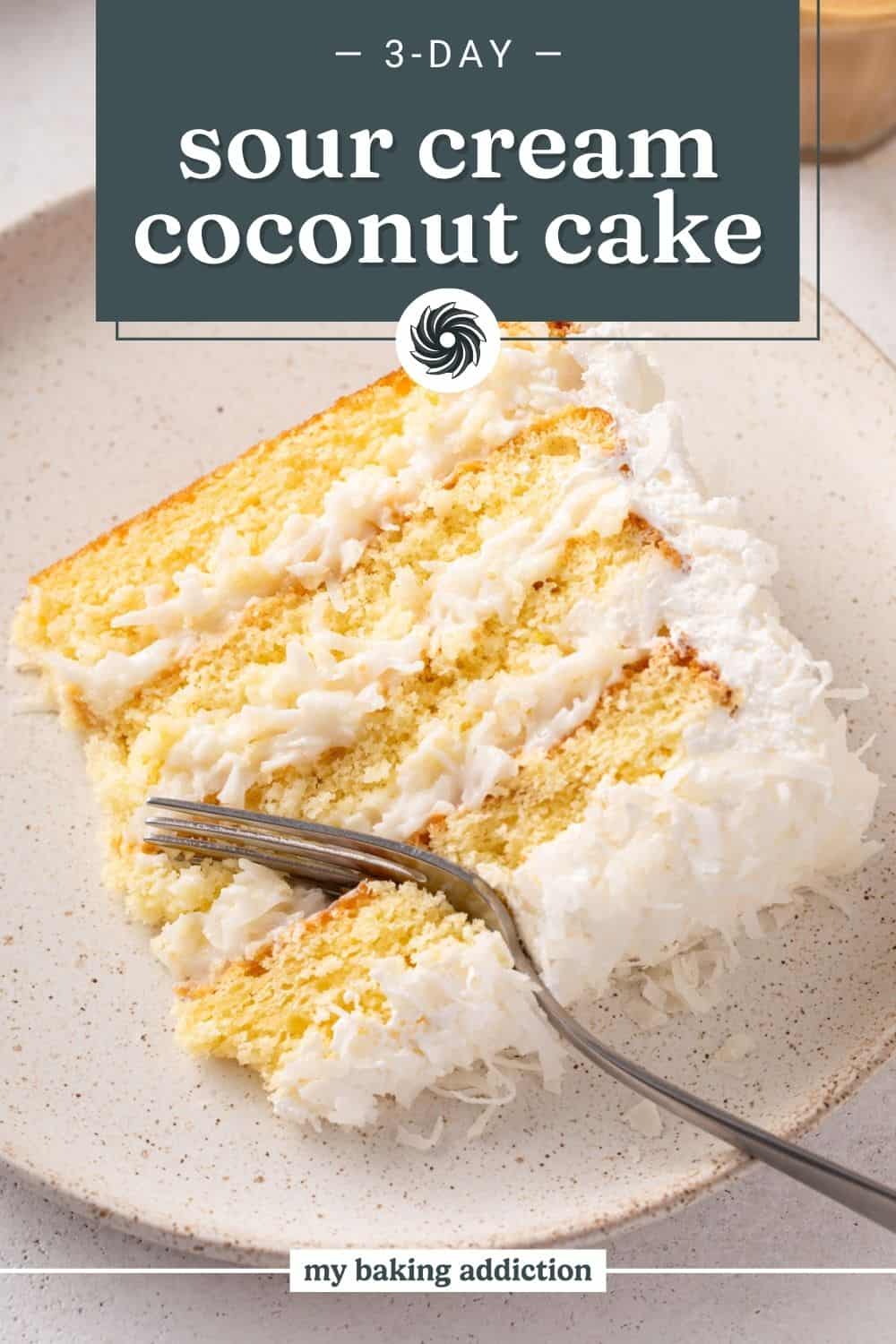 Coupez à la fourchette une tranche enrobée de gâteau à la crème sure et à la noix de coco. La superposition de texte inclut le nom de la recette.