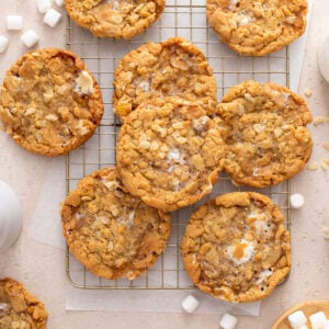 Overhead view of cooled rice krispie cookies arranged on a wire rack.