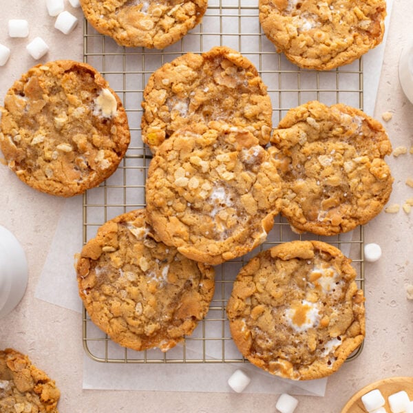 Overhead view of cooled rice krispie cookies arranged on a wire rack.