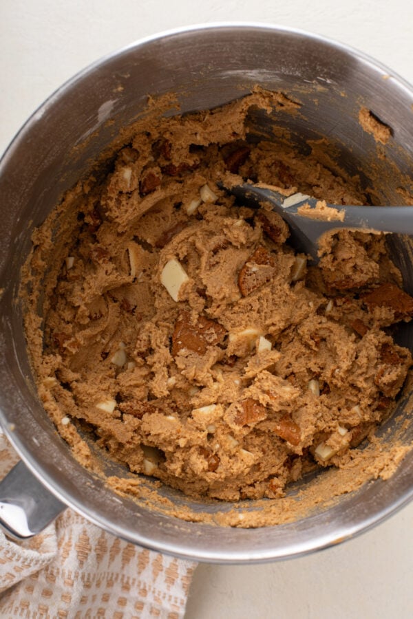 White chocolate chunks and biscoff cookie chunks mixed into cookie butter cookie dough.
